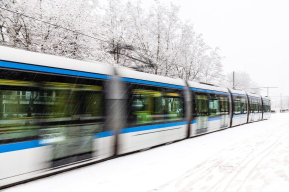 Tram sous la neige